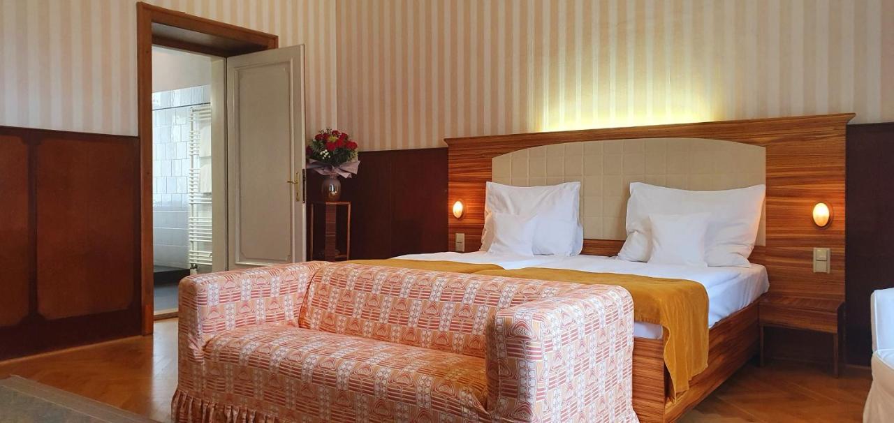 Hotel Okresni Dum Hradec Králové Dış mekan fotoğraf